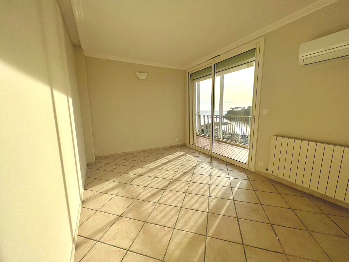 Photo Appartement à louer T4 non meublé 98,73 M2 avec terrasse vue imprenable sur le port de CARRY-LE-ROUET image 6/6