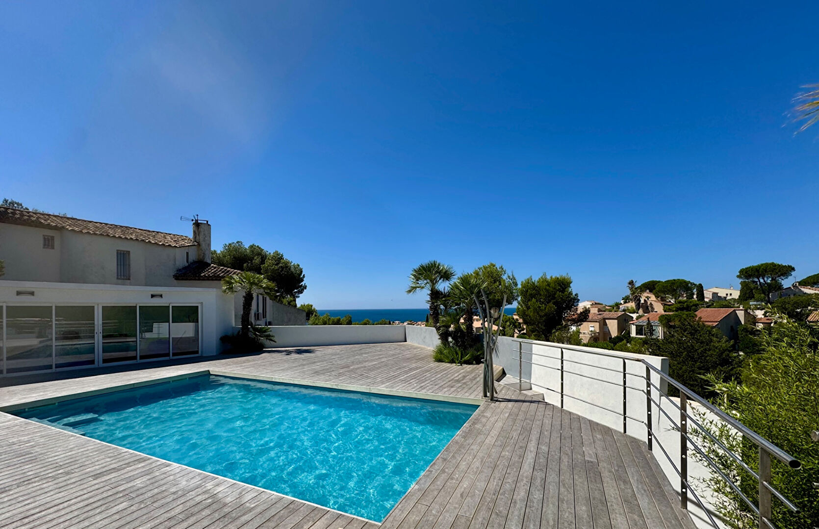 Photo EXCLUSIVITE SAUSSET LES PINS MAISON VUE MER  200m2 SUR UN TERRAIN DE 740m2  AVEC PISCINE PARKING ET GARAGE image 4/6
