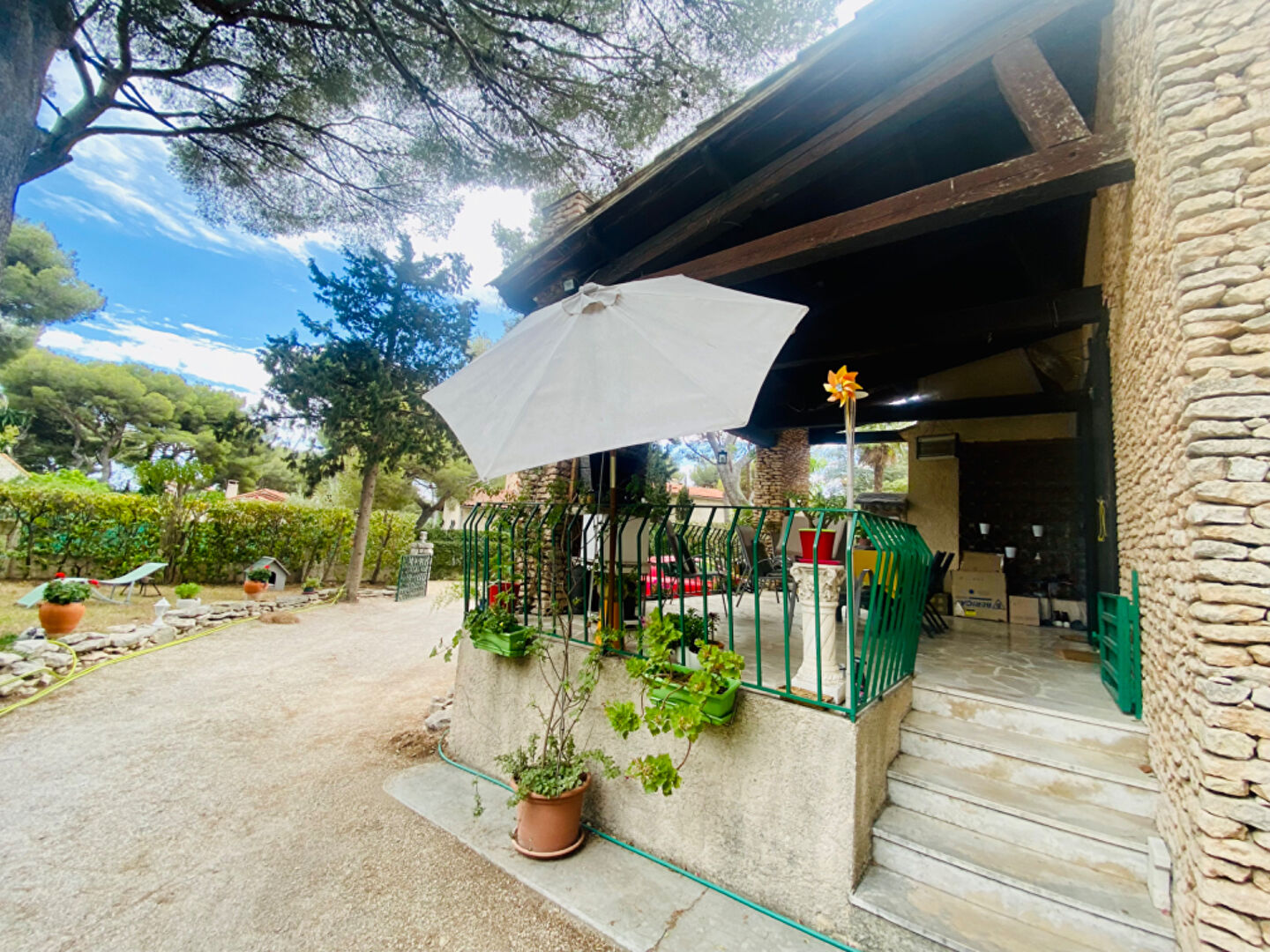 Rez de chaussée de villa T4, 119 M2 avec beau terrain, terrasse dans un endroit calme