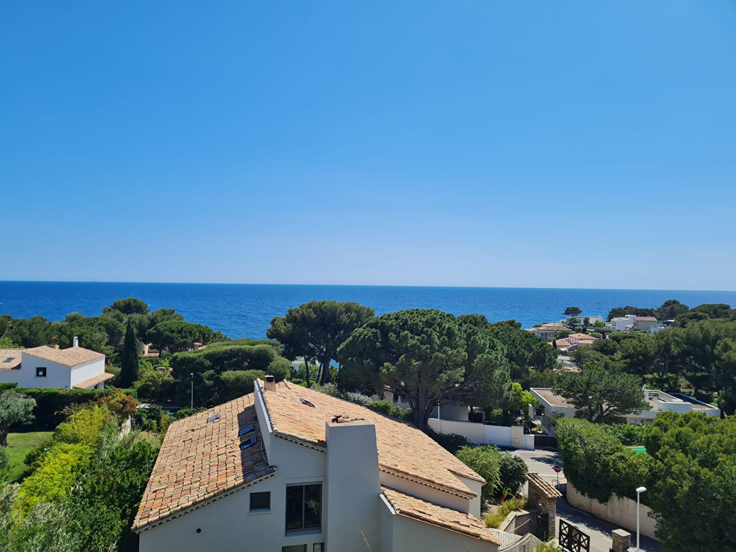 Photo A VENDRE MAGNIFIQUE MAISON  AVEC VUE MER A BARQUEROUTE - CARRY-LE-ROUET image 2/6