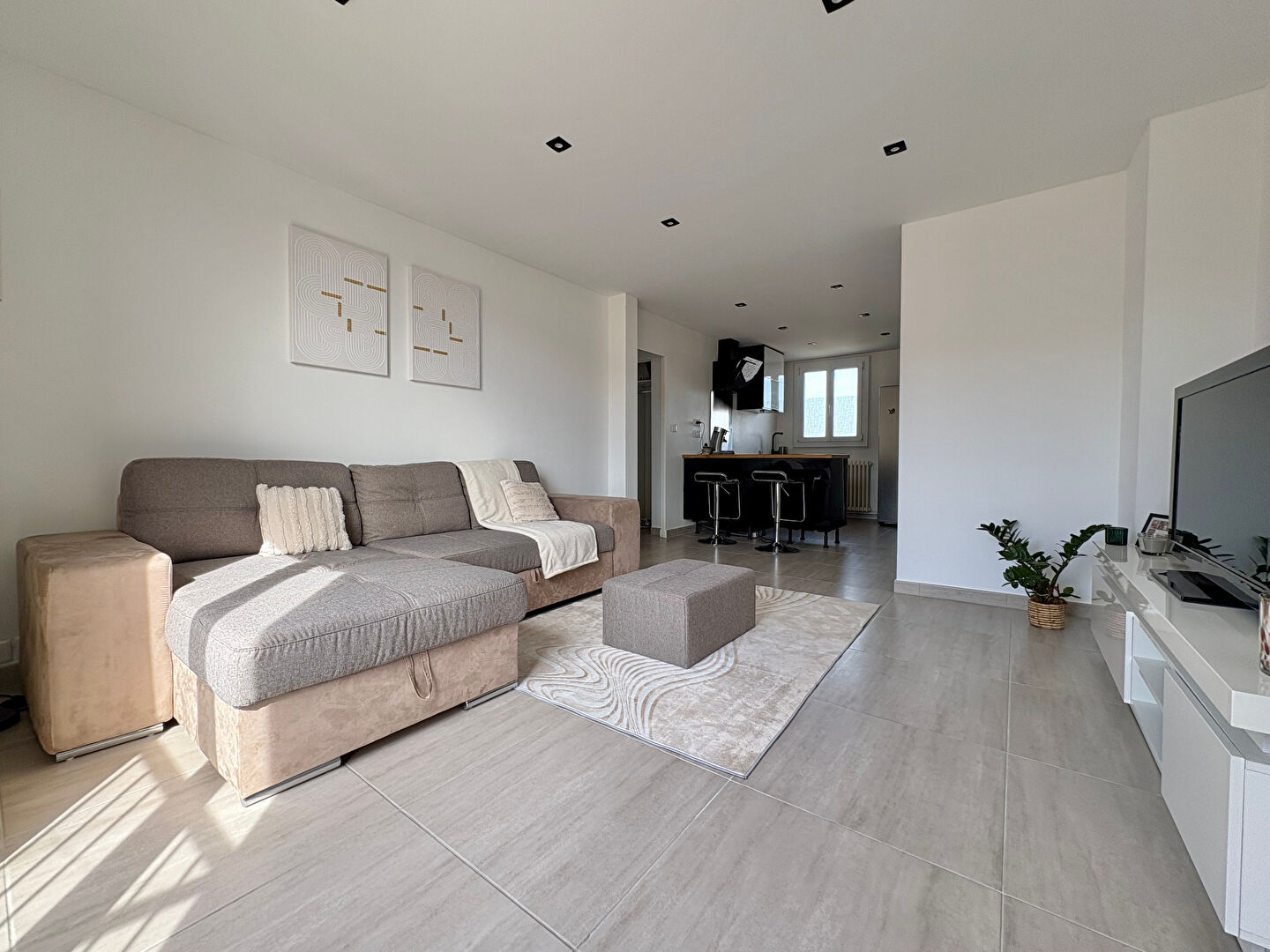 APPARTEMENT T3 A VENDRE  AVEC UNE CAVE AU CENTRE VILLE DE CHATEAUNEUF-LES-MARTIGUES