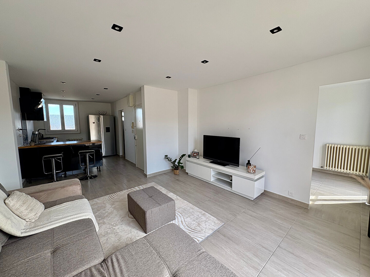 Photo APPARTEMENT T3 A VENDRE  AVEC UNE CAVE AU CENTRE VILLE DE CHATEAUNEUF-LES-MARTIGUES image 2/6