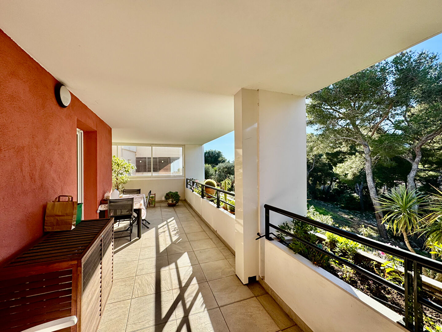 Photo Appartement  à vendre à la COURONNE T4 de 105m2 , terrasse 32m2, double garage et parking image 2/6