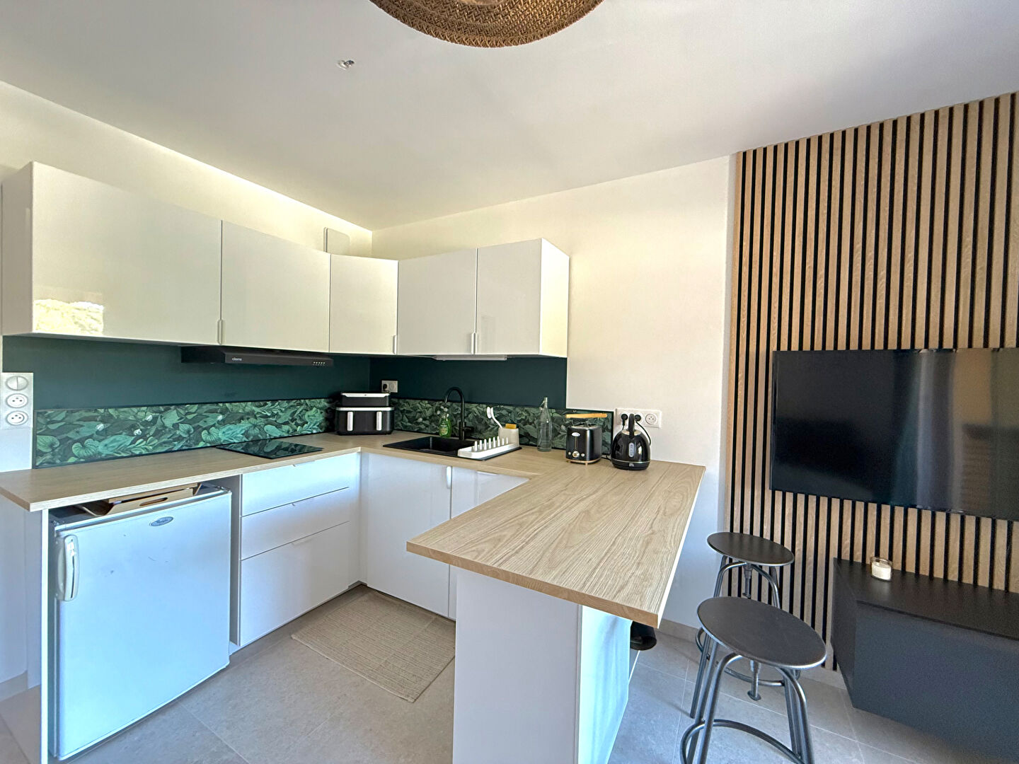 Studio meublé à louer avec terrasse et parking en plein centre de Carry-le-Rouet