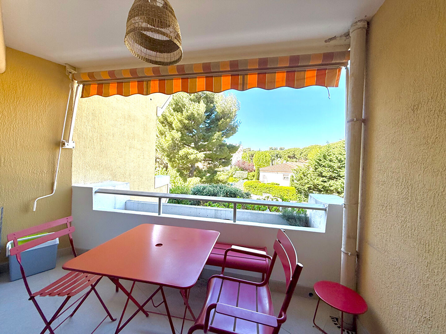 Studio meublé à louer avec terrasse et parking en plein centre de Carry-le-Rouet