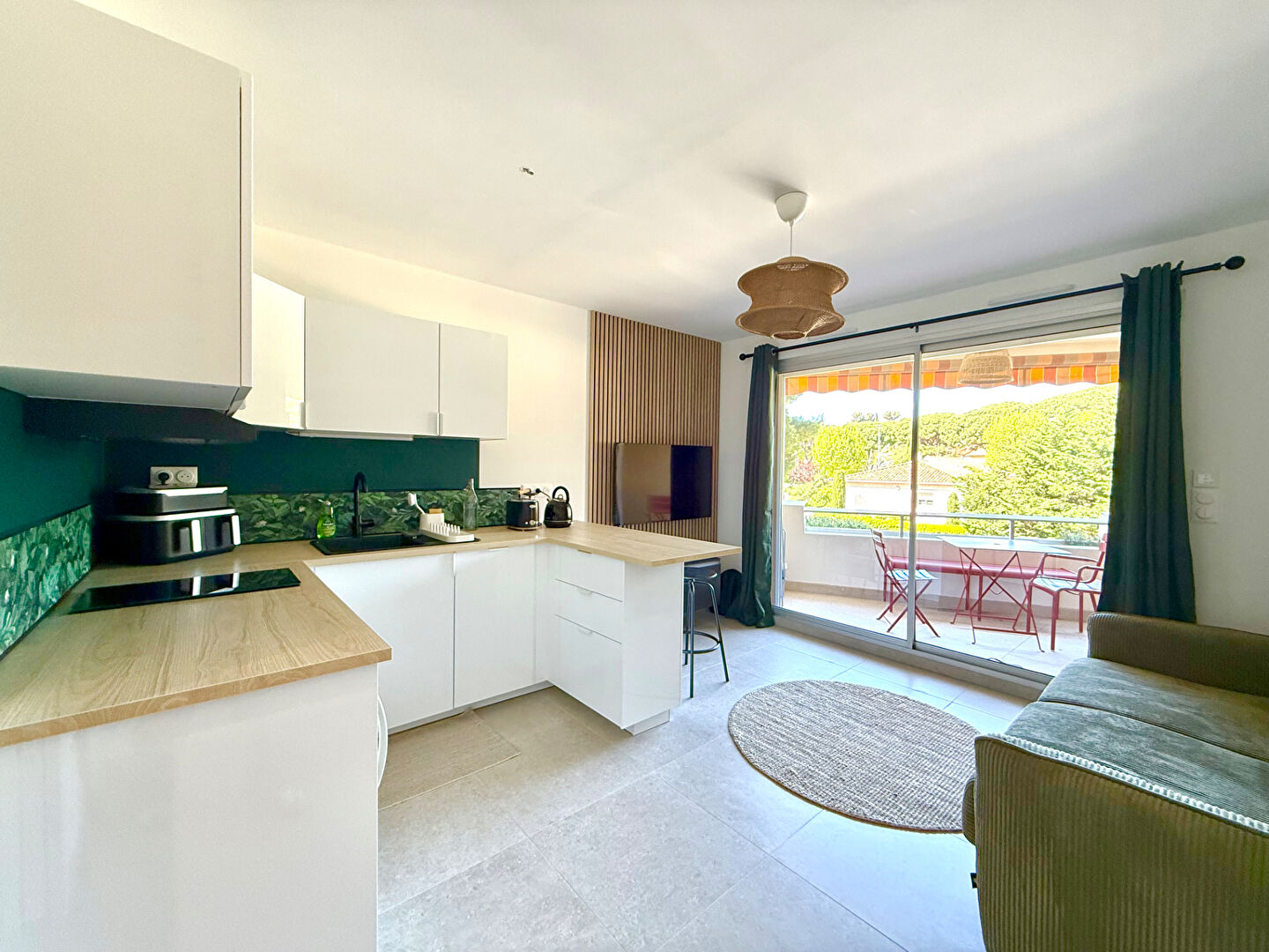 Photo Studio meublé à louer avec terrasse et parking en plein centre de Carry-le-Rouet image 2/6