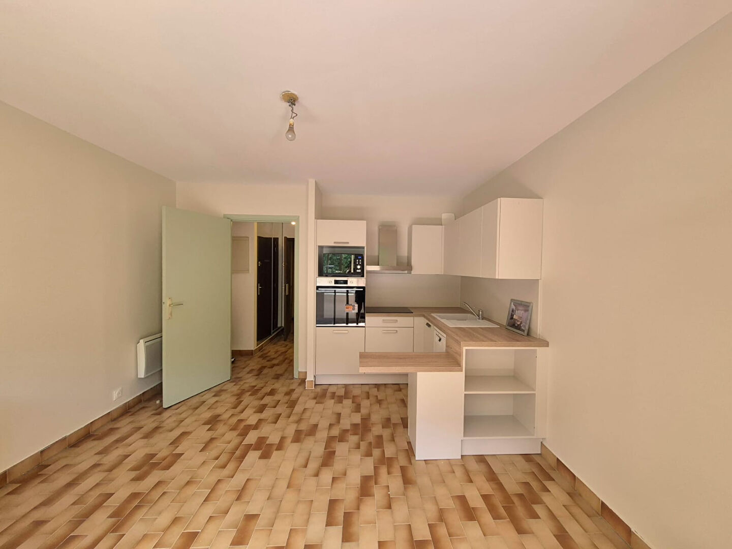 A VENDRE UN APPARTEMENT DE TYPE 2 DANS LE CENTRE DE CARRY-LE-ROUET AVEC UNE PLACE DE PARKING