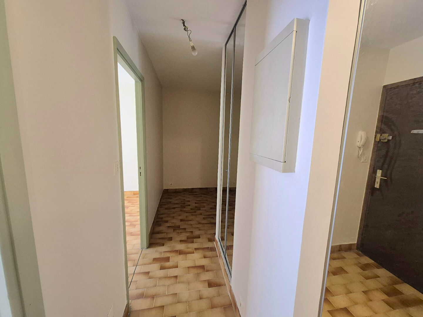 Photo A VENDRE UN APPARTEMENT DE TYPE 2 DANS LE CENTRE DE CARRY-LE-ROUET AVEC UNE PLACE DE PARKING image 5/6