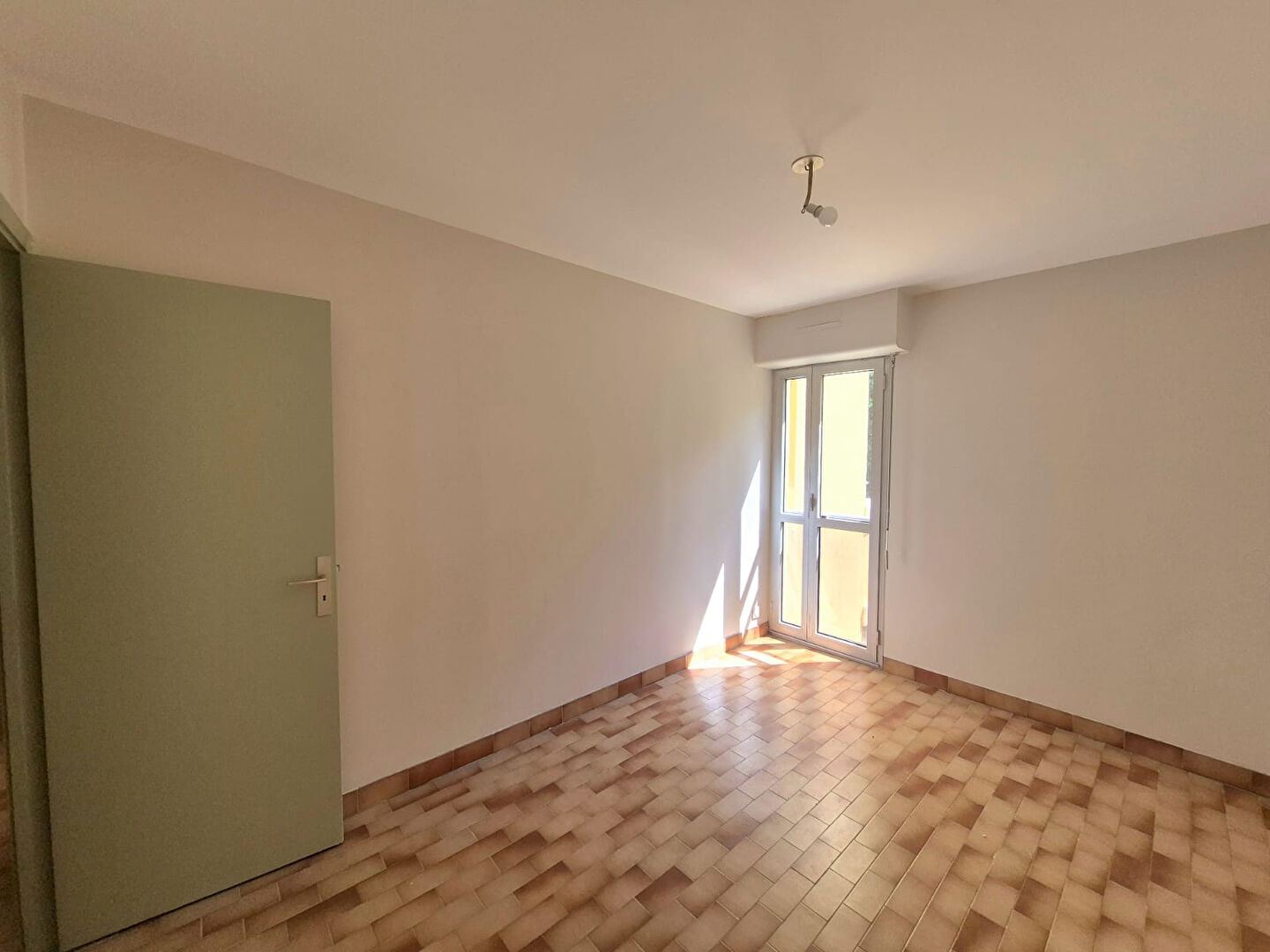 Photo A VENDRE UN APPARTEMENT DE TYPE 2 DANS LE CENTRE DE CARRY-LE-ROUET AVEC UNE PLACE DE PARKING image 6/6