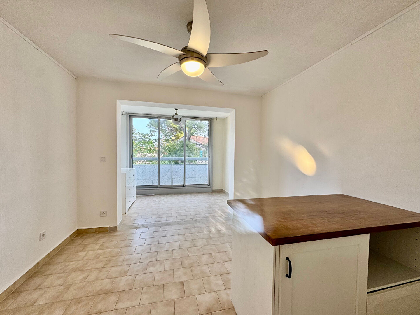 A VENDRE GRAND STUDIO 27m2 AVEC PARKING PRIVATIF PROCHE MER SAUSSET LES PINS