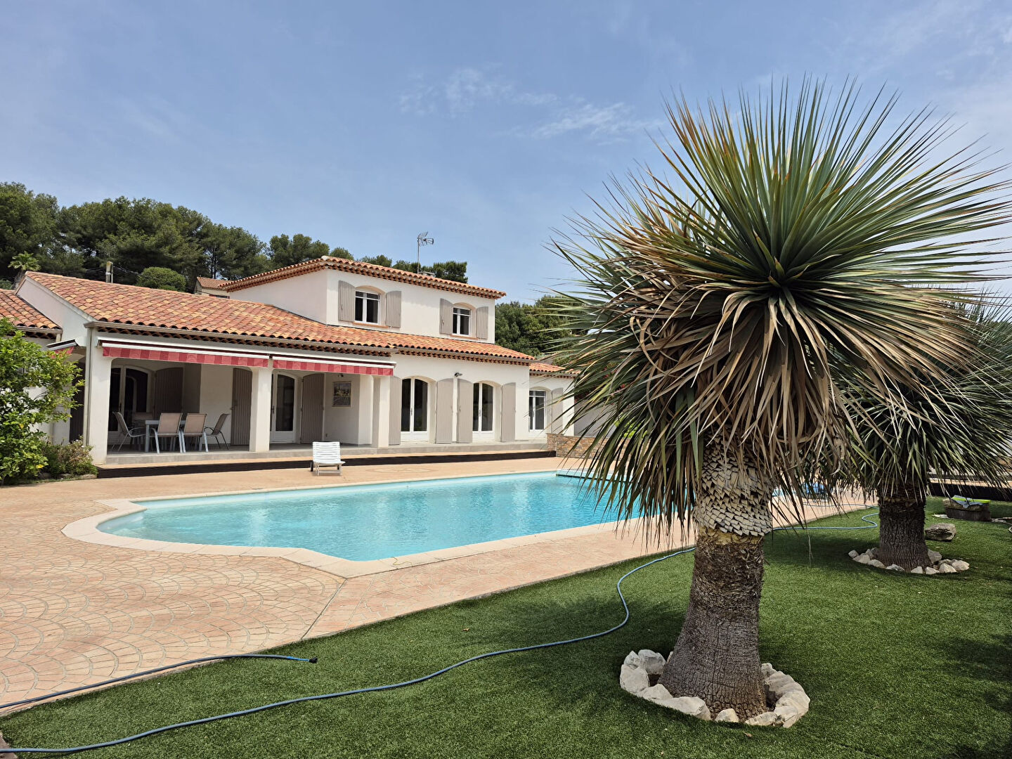 A VENDRE  LA COURONNE MAISON 5 CHAMBRES AVEC PISCINE ET GARAGE PROCHE DU VILLAGE