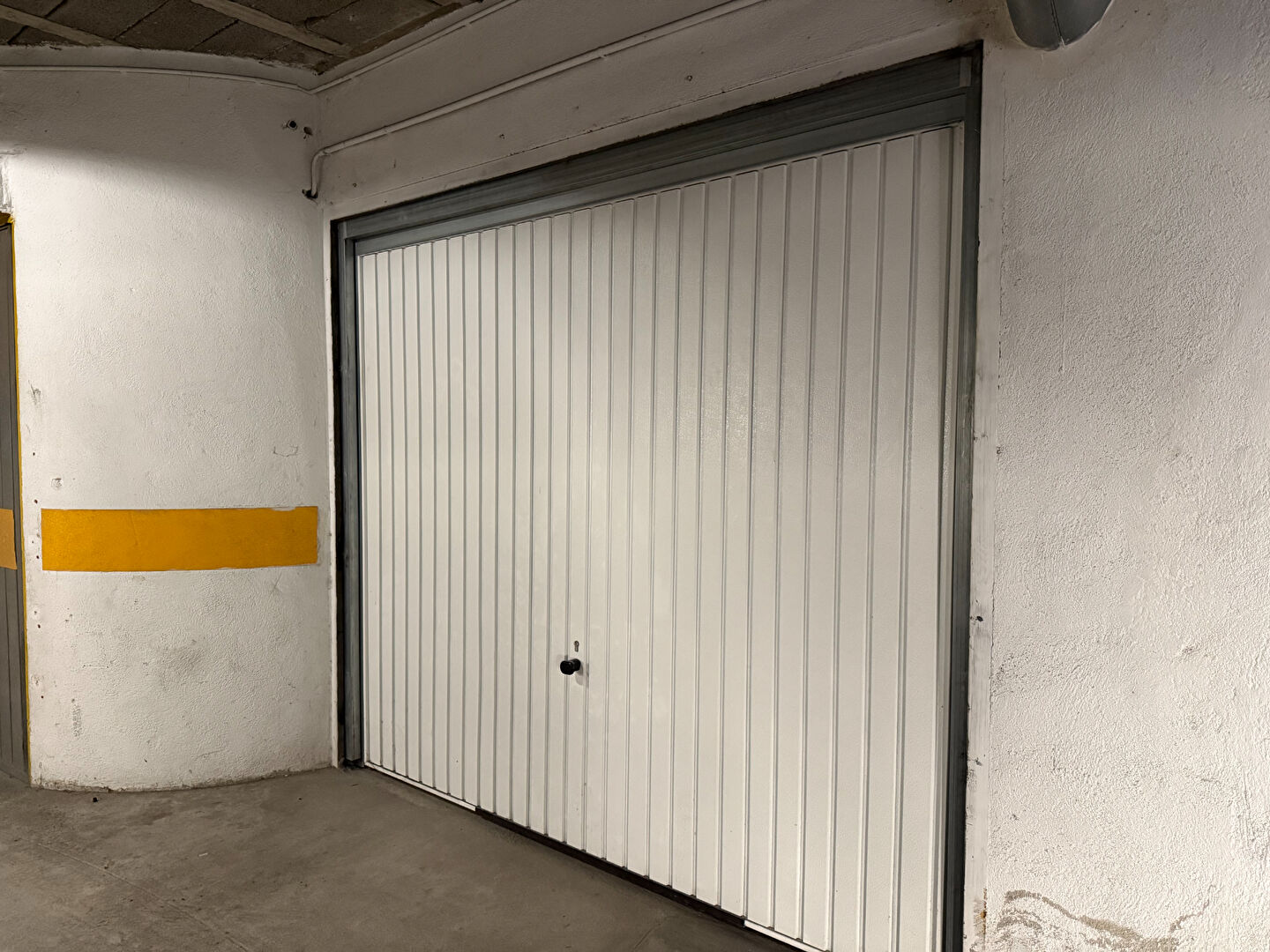 Photo Parking à louer box fermé en sous-sol , centre village Résidence le Gallion 13960 SAUSSET LES PINS image 1/2