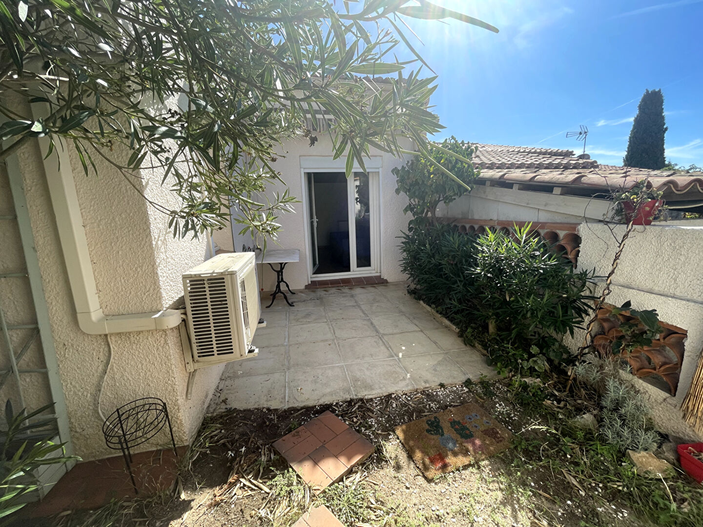 Pavillon T3 meublé à louer de 43.30 M2 avec terrasse , jardinet,+  1 stationnement à Sausset-les-Pins