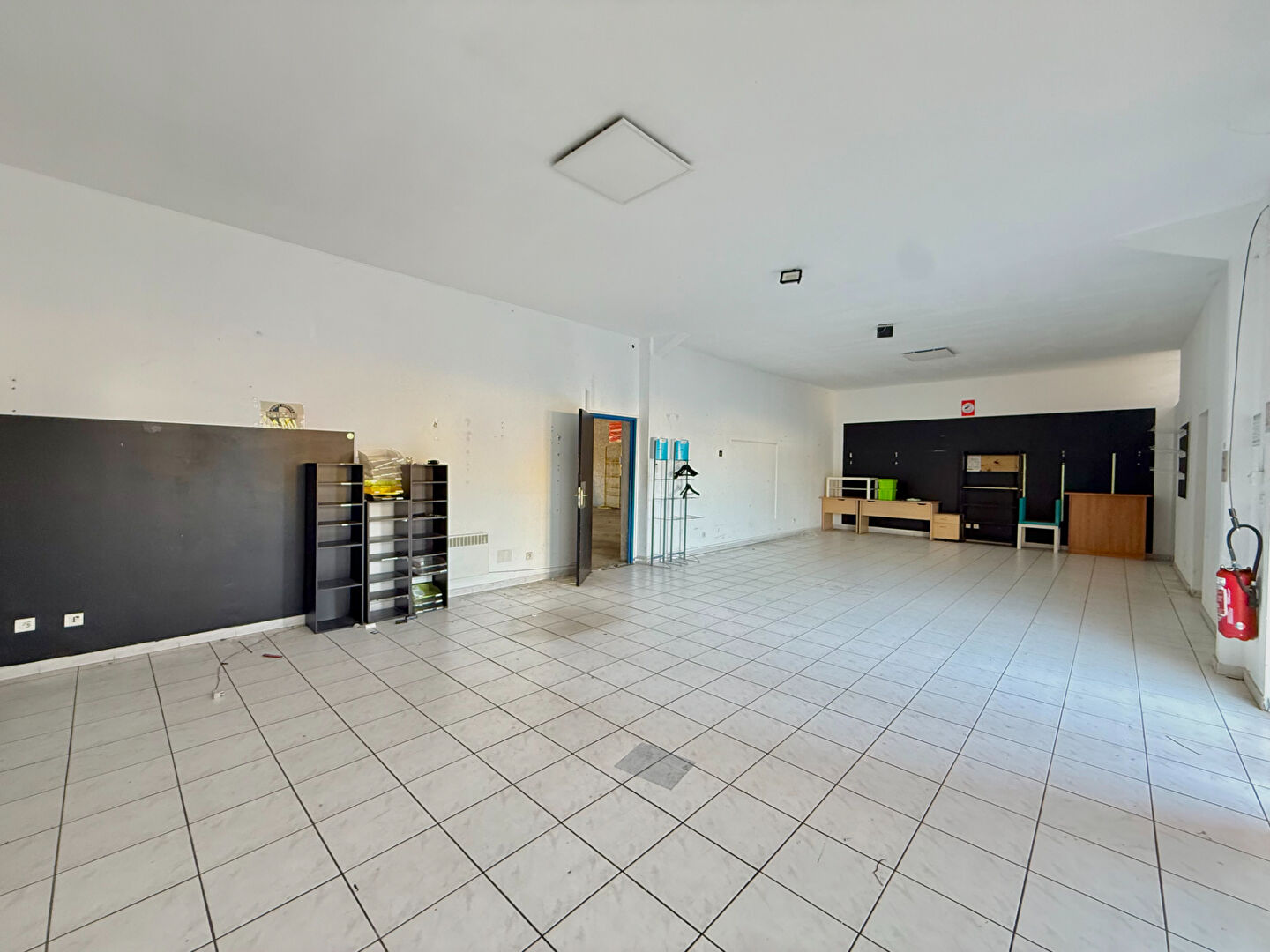 Photo Local commercial à louer à Istres 250 m2 image 3/6