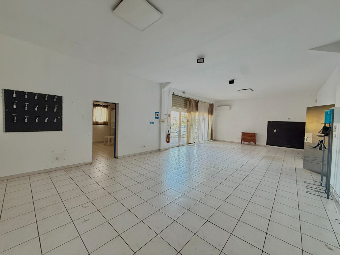Photo Local commercial à louer à Istres 250 m2 image 4/6