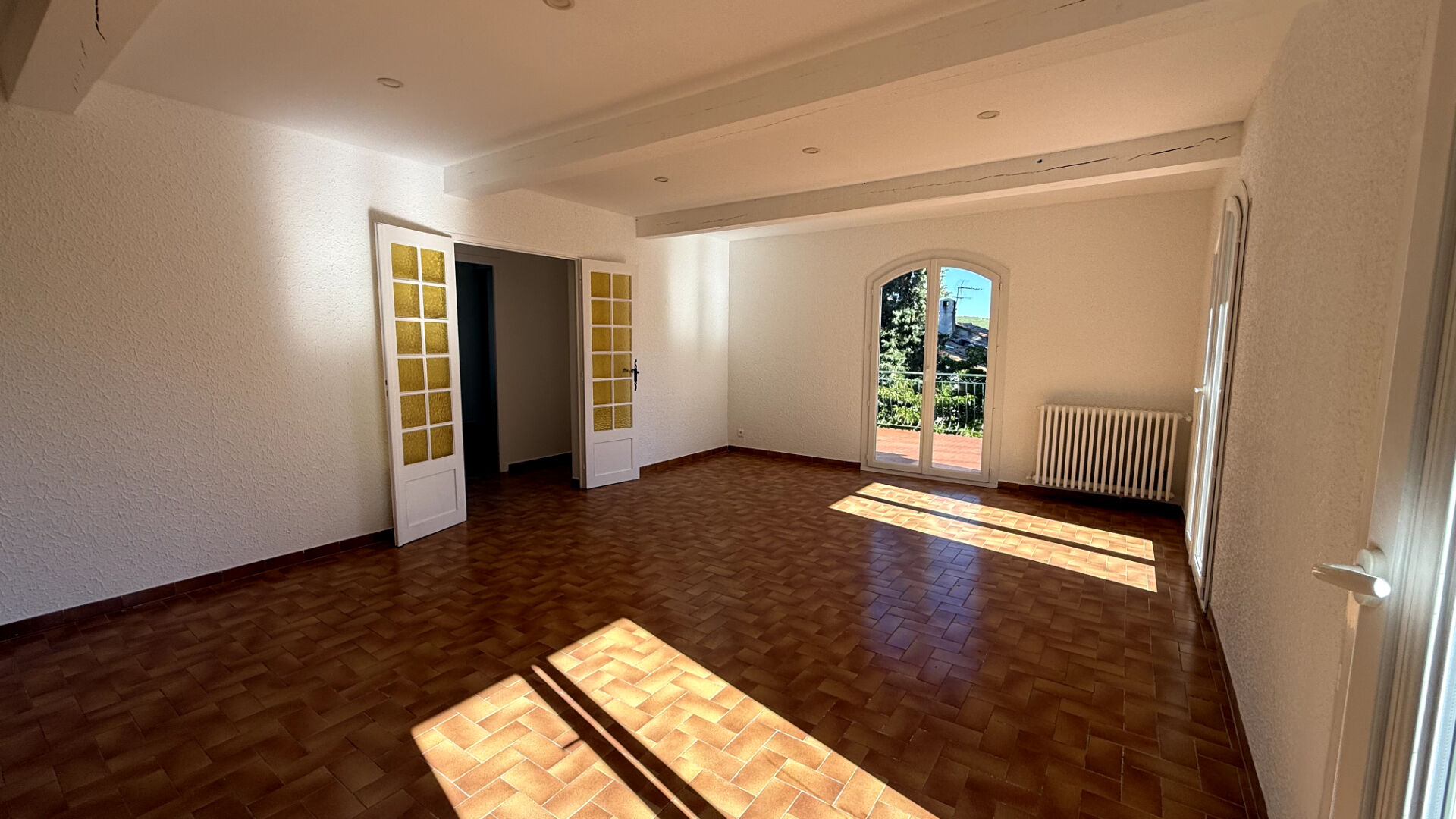 A LOUER _ Haut de villa 4 pièce(s) 103.87 m2 renové avec terrain arboré, terrasse et garage