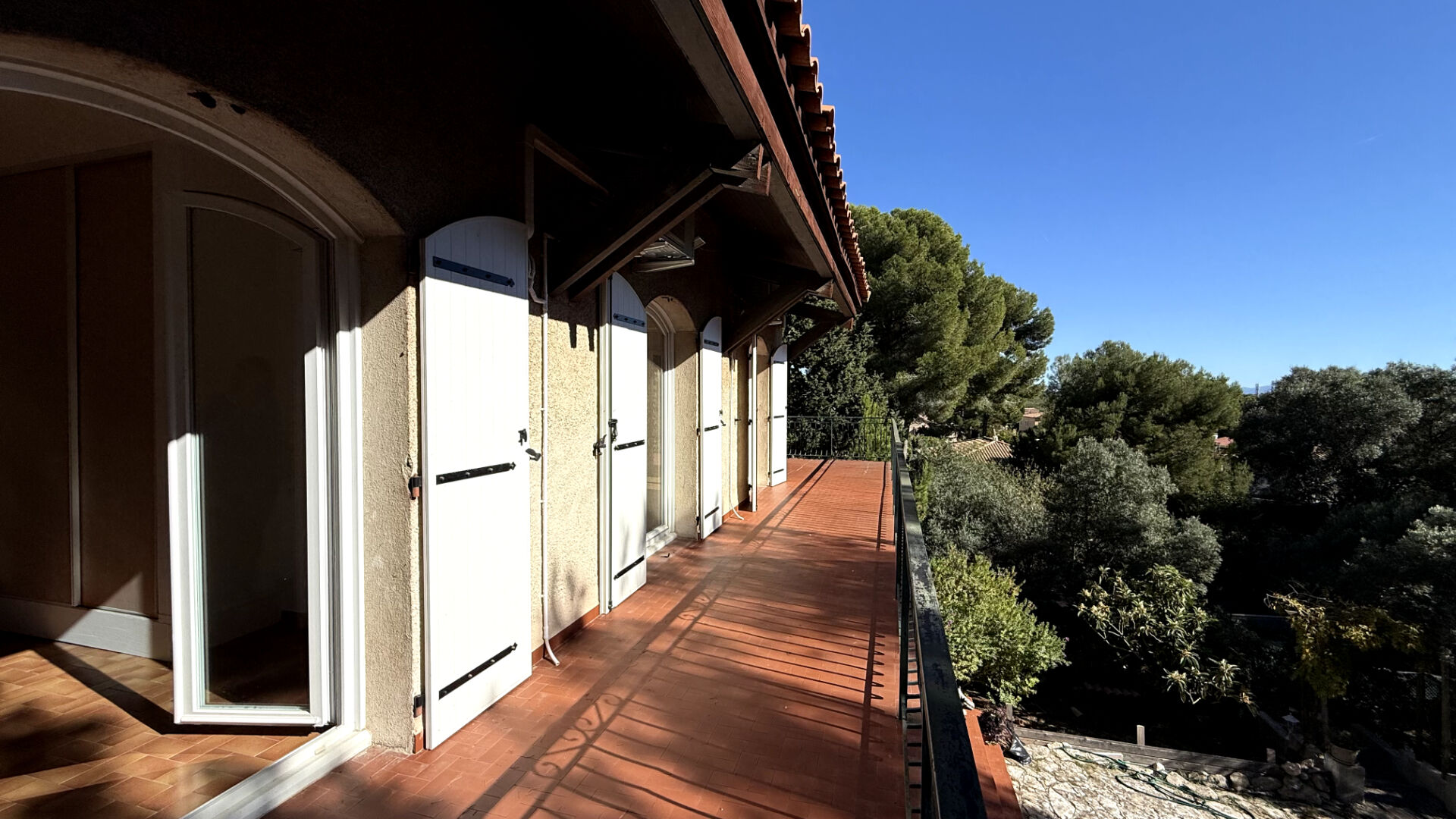 A LOUER _ Haut de villa 4 pièce(s) 103.87 m2 avec terrain arboré, terrasse et garage