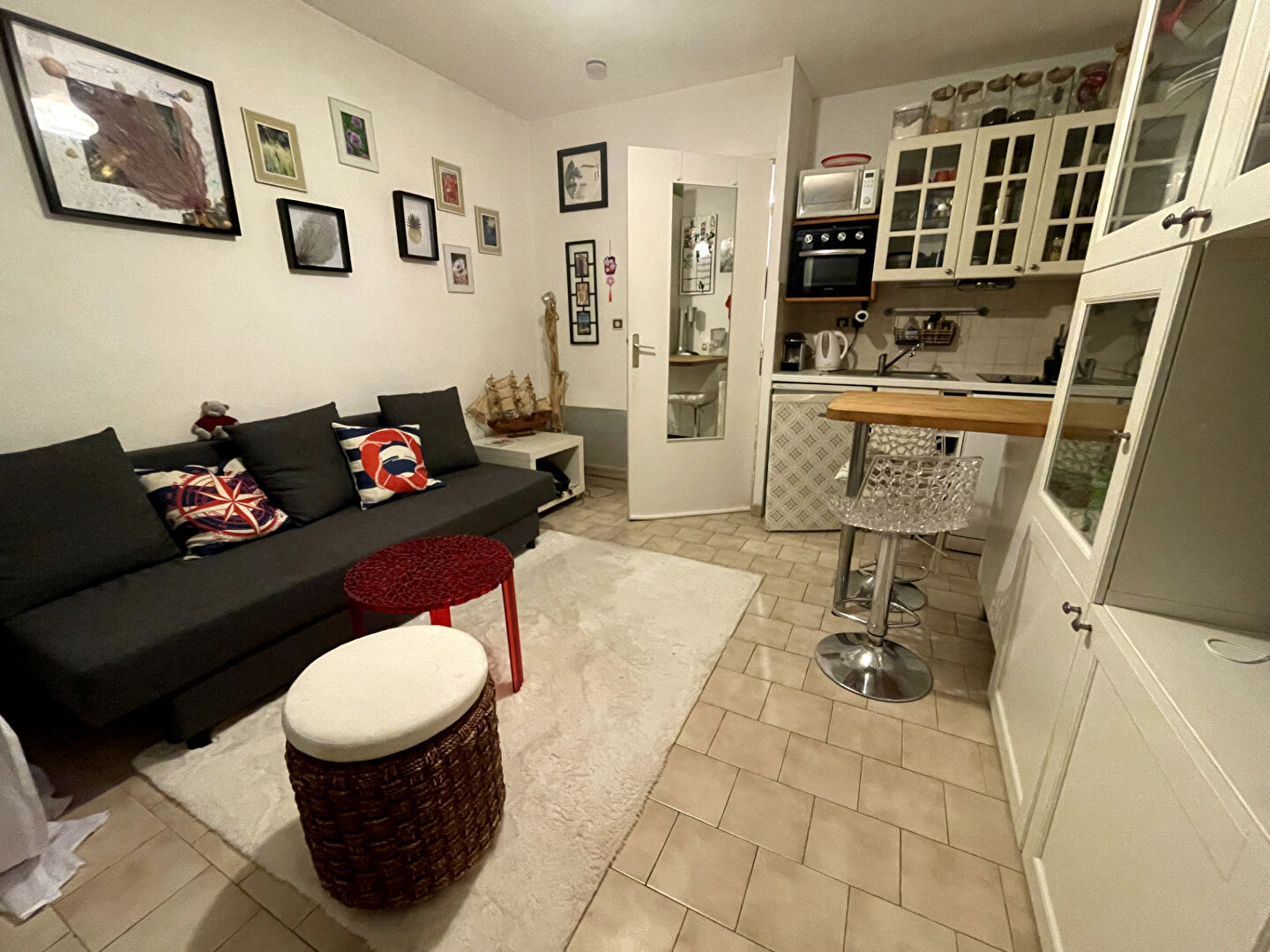 A louer Appartement  meublé de  20m2, veranda climatisé, jardinet, 2 places de stationnement, en rez-de-chaussée