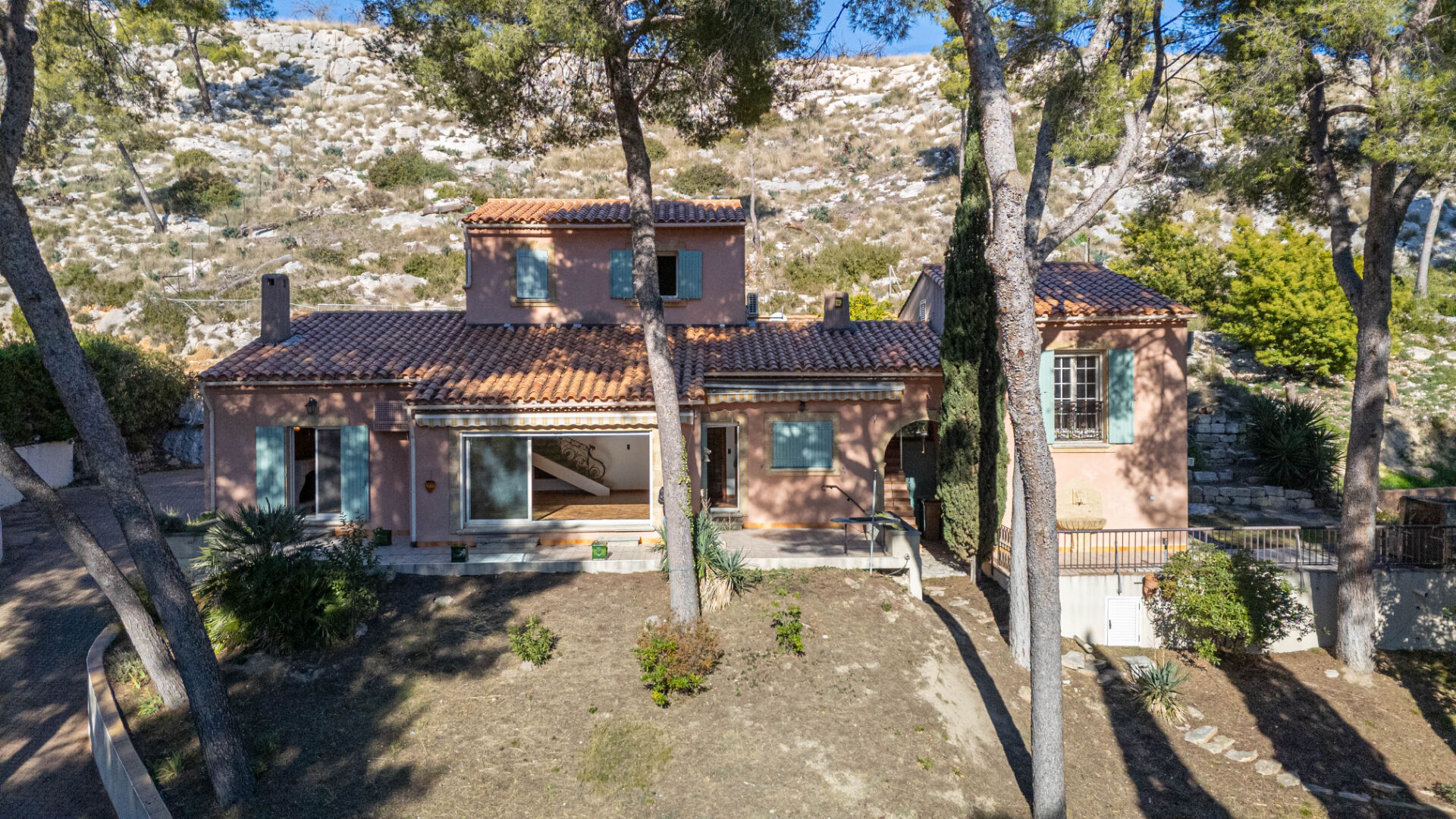 A VENDRE MAISON F5 DE 177 m² AVEC DEPENDANCE A LA COURONNE