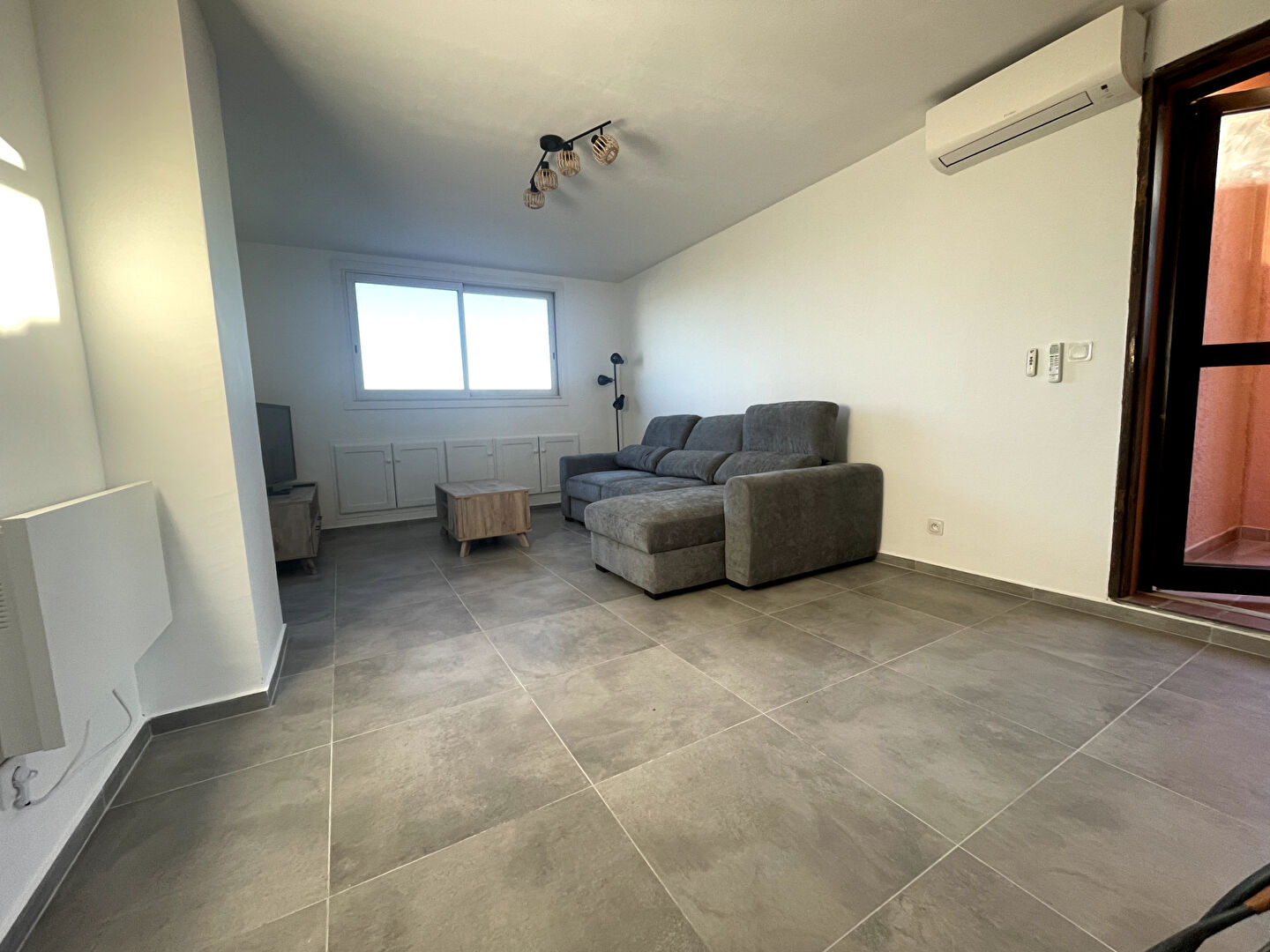 Photo A LOUER -sur le port de Sausset les Pins Appartement meublé entièrement rénové, 3 pièces - 56.42 m2 belle vue mer, un garage image 2/6