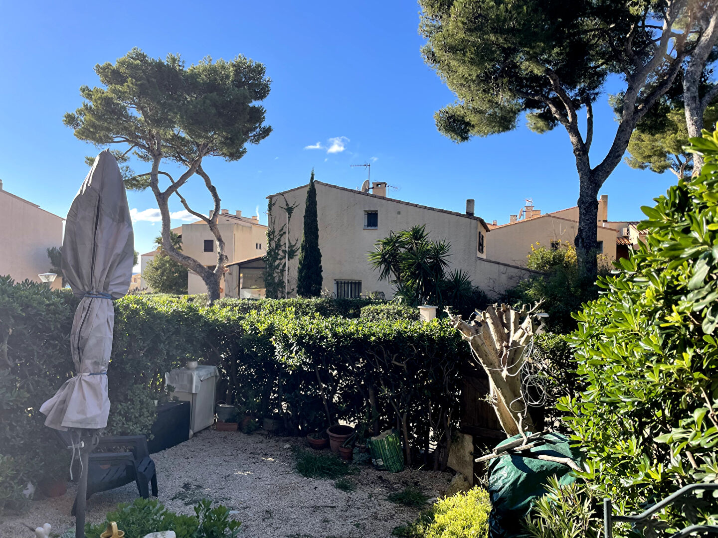 A LOUER - Appartement T2 Sausset les pins, résidence sécurisée, sur la corniche; un jardinet, une terrasse et une place privative