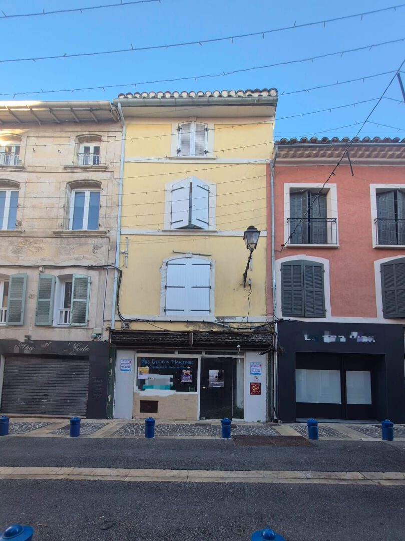A VENDRE IMMEUBLE DE RAPPORT : 3 APPARTEMENTS ET 2 LOCAUX COMMERCIAUX A MARTIGUES