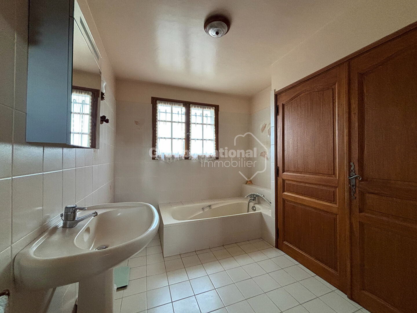 Villa Saint Just  3 chambres , piscine , sous sol amenageable , hangar 125m²