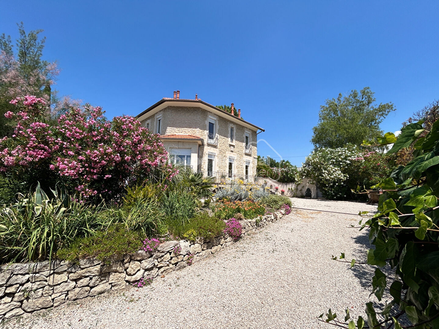 Demeure de Maître des Années 1920 - Élégance Bourgeoise de 190 m² avec 4 suites parentales, jardin, sous-sol et garage - Carpentras