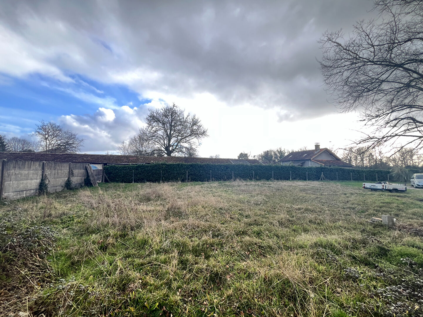 Photo Terrain constructible proche bourg de Lüe image 1/2
