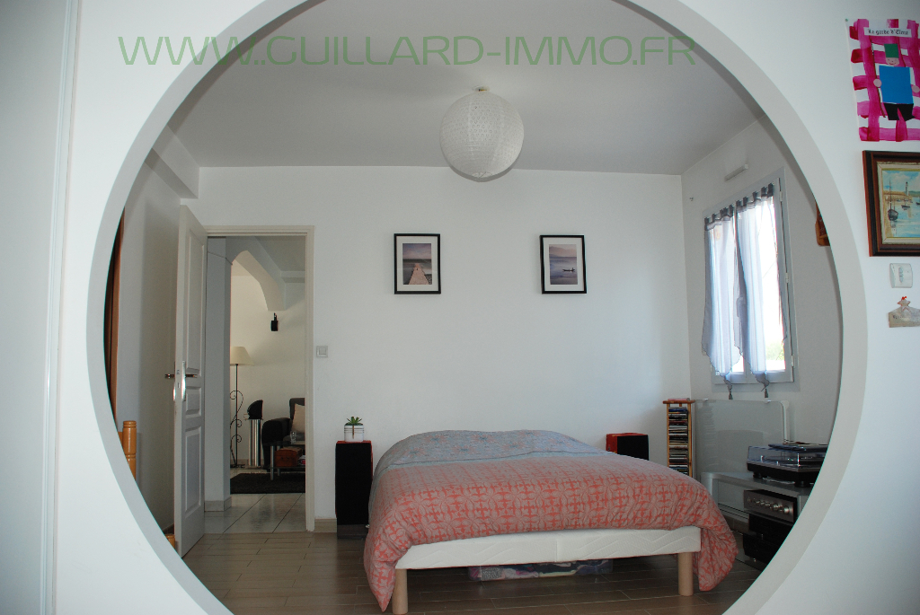 Photo Maison en impasse à Crevin  - Quatre chambres 540m² terrain image 4/5