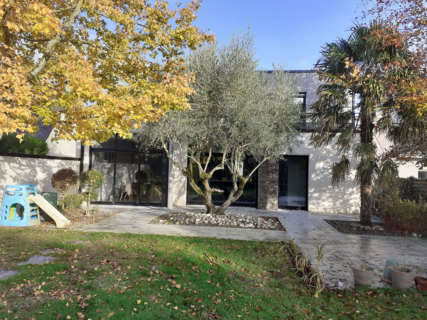 Photo Janzé -Maison non mitoyenne sans vis à vis - 4 chambres dont 1 RDC et un bureau - 721 m²  terrain image 2/6