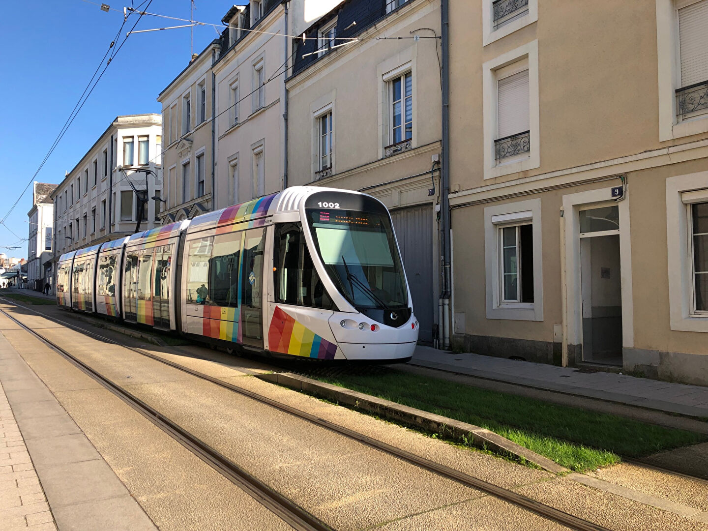 Entre gare et place Lafayette, au pied du tram.