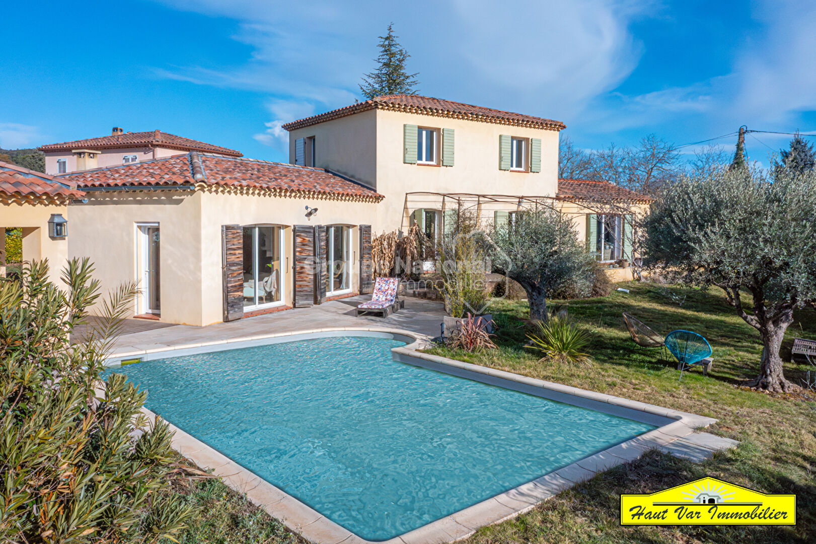 Villa avec piscine garages et studio independant