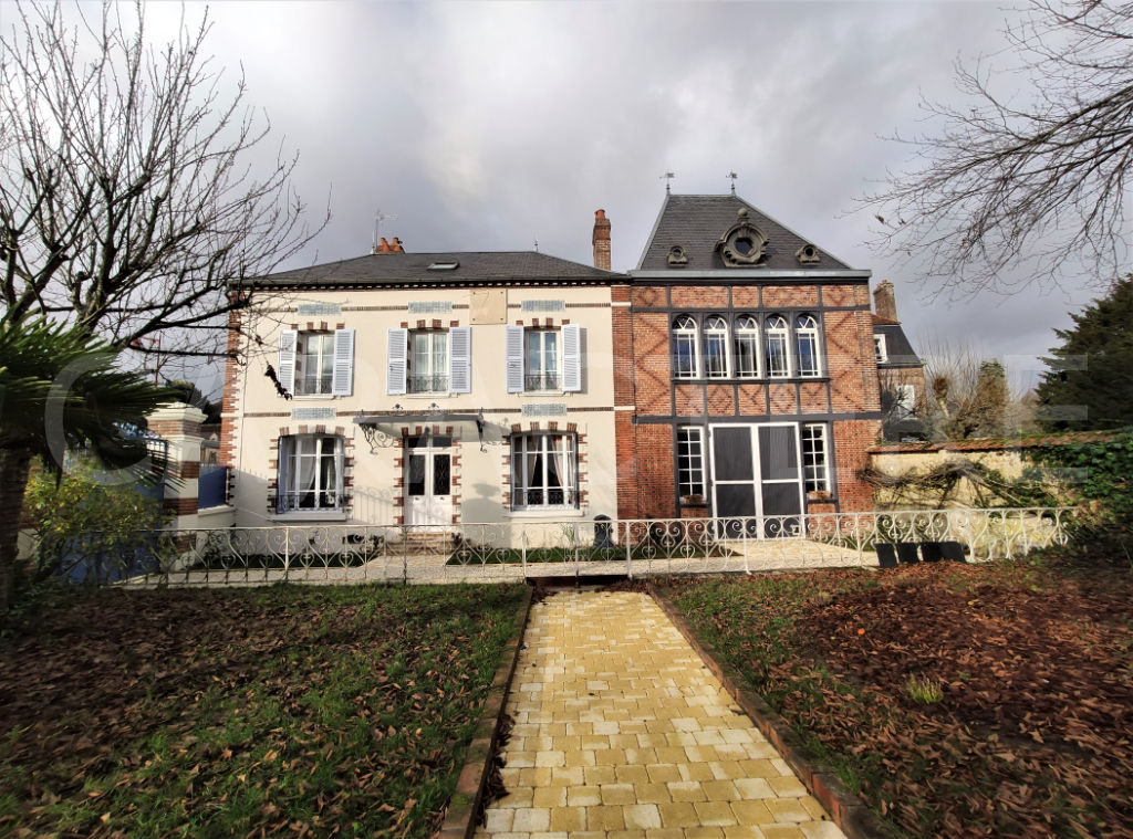 JOIGNY | Caractère international