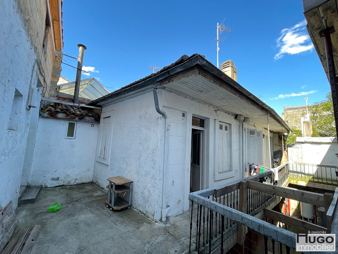 BORDEAUX - COURS DE L'YSER - LES CAPUCINS - IMMEUBLE DE 8 LOGEMENTS 275M² + 4 GARAGES 155m² + COUR + GRENIER - A RENOVER...