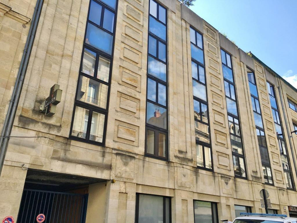 DÉJÀ VENDU PAR HUGO IMMOBILIER & ASSOCIES !!!  BORDEAUX PROCHE PLACE TOURNY - PLACE GAMBETTA- LOCAL BUREAU DE 73M² + 2 GARAGES !