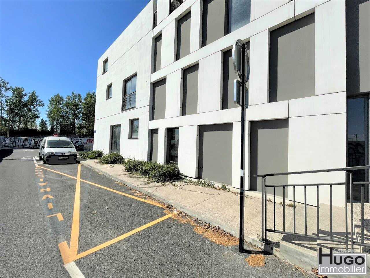 BORDEAUX BASTIDE NIEL- LOCAL COMMERCIAL DUPLEX 208M² LIBRE ET BRUT + 1 PARKING
