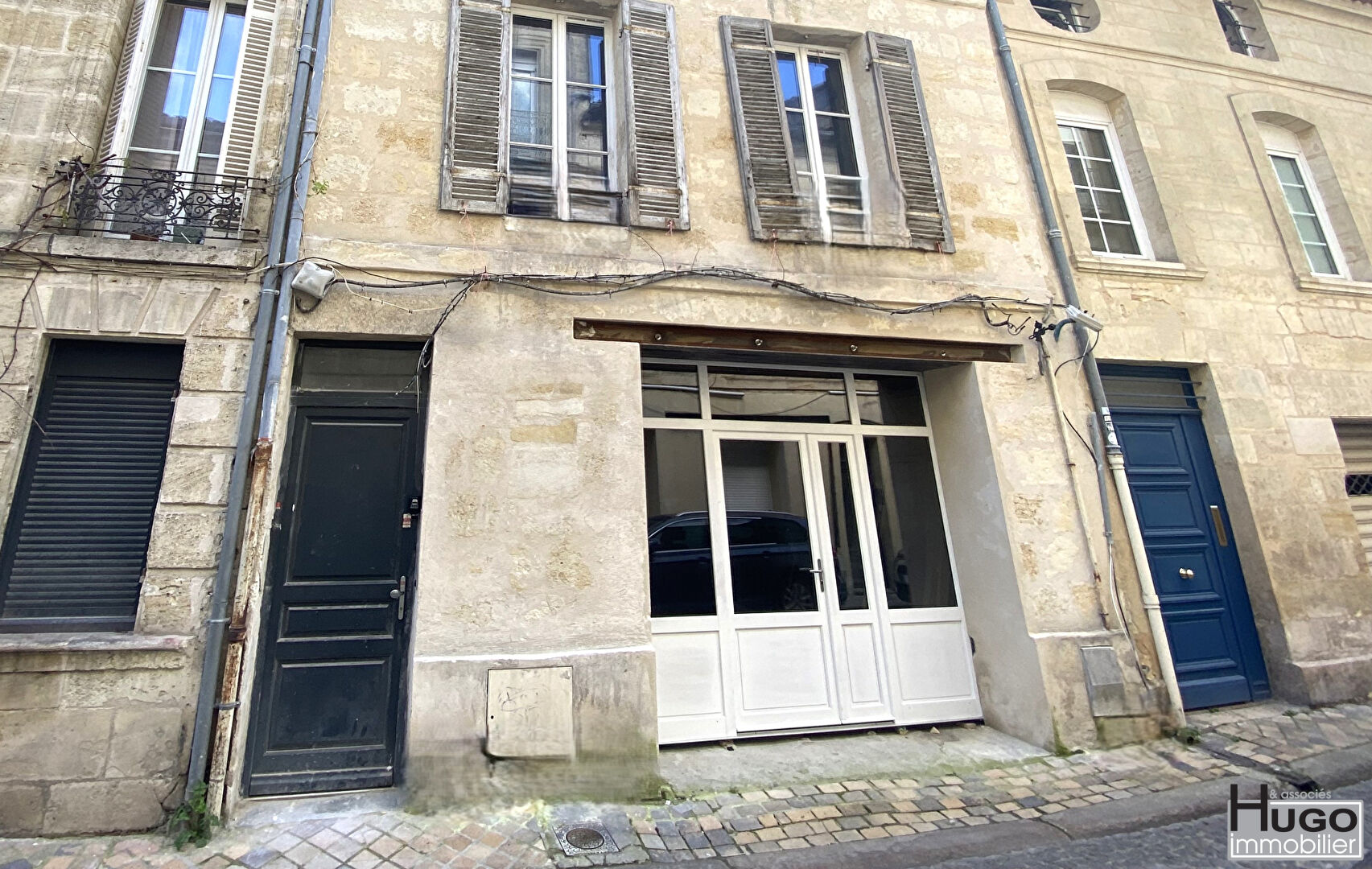BORDEAUX- CHARTRONS- PL PICARD- 2 LOTS DE 93M² + COUR DE 13M² A DESTINATION COMMERCIALE !