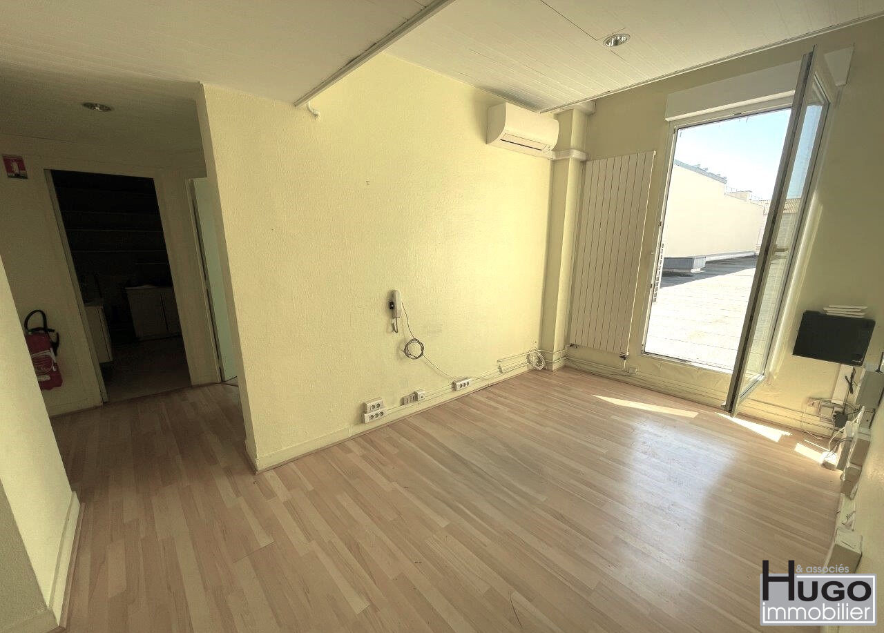 BARRIÈRE DU MÉDOC- LOCAUX PROFESSIONNELS 240M² + CAVE 77M² - LIBRE !