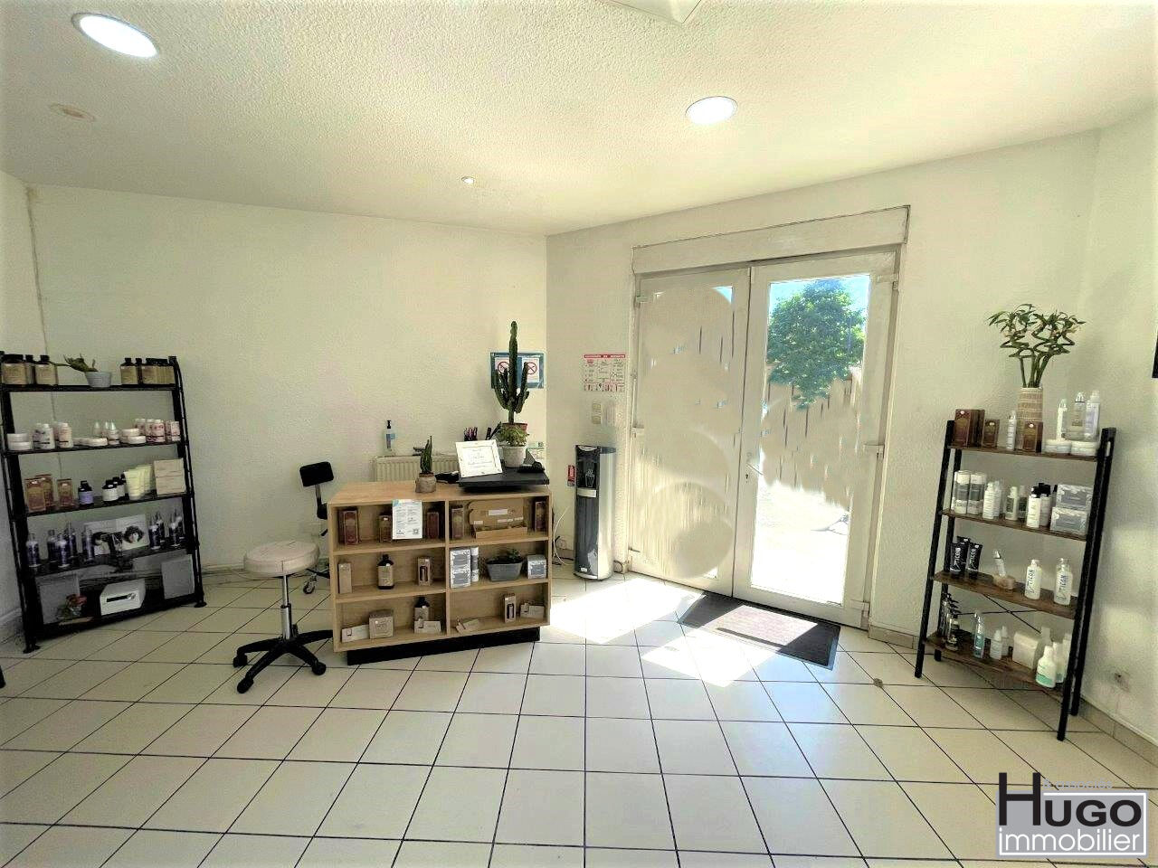 BORDEAUX BASTIDE- PLACE STALINGRAD- IMMEUBLE 2 LOTS COMMERCIAUX DE 390M² -REVENU LOCATIF ANNUEL: 73.000 !