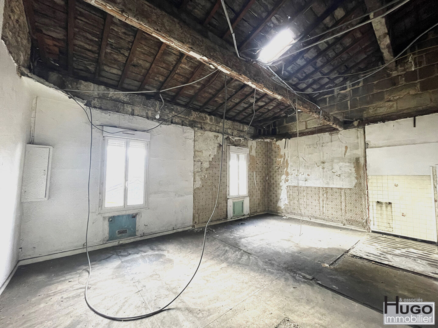 BORDEAUX- CHARTRONS- IMMEUBLE MIXTE 6 LOTS AVEC PLATEAU A AMÉNAGER !