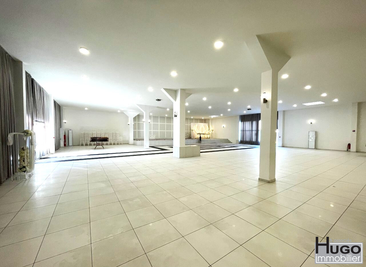 BORDEAUX LAC- ROCADE SORTIE 4- PROCHE TRAM C- STADE ATLANTIQUE- LOCAL COMMERCIAL: 1 LOT 950M² + EXTÉRIEUR-TERRASSES- PARKINGS - REVENU LOCATIF: 85.000net/an !!!