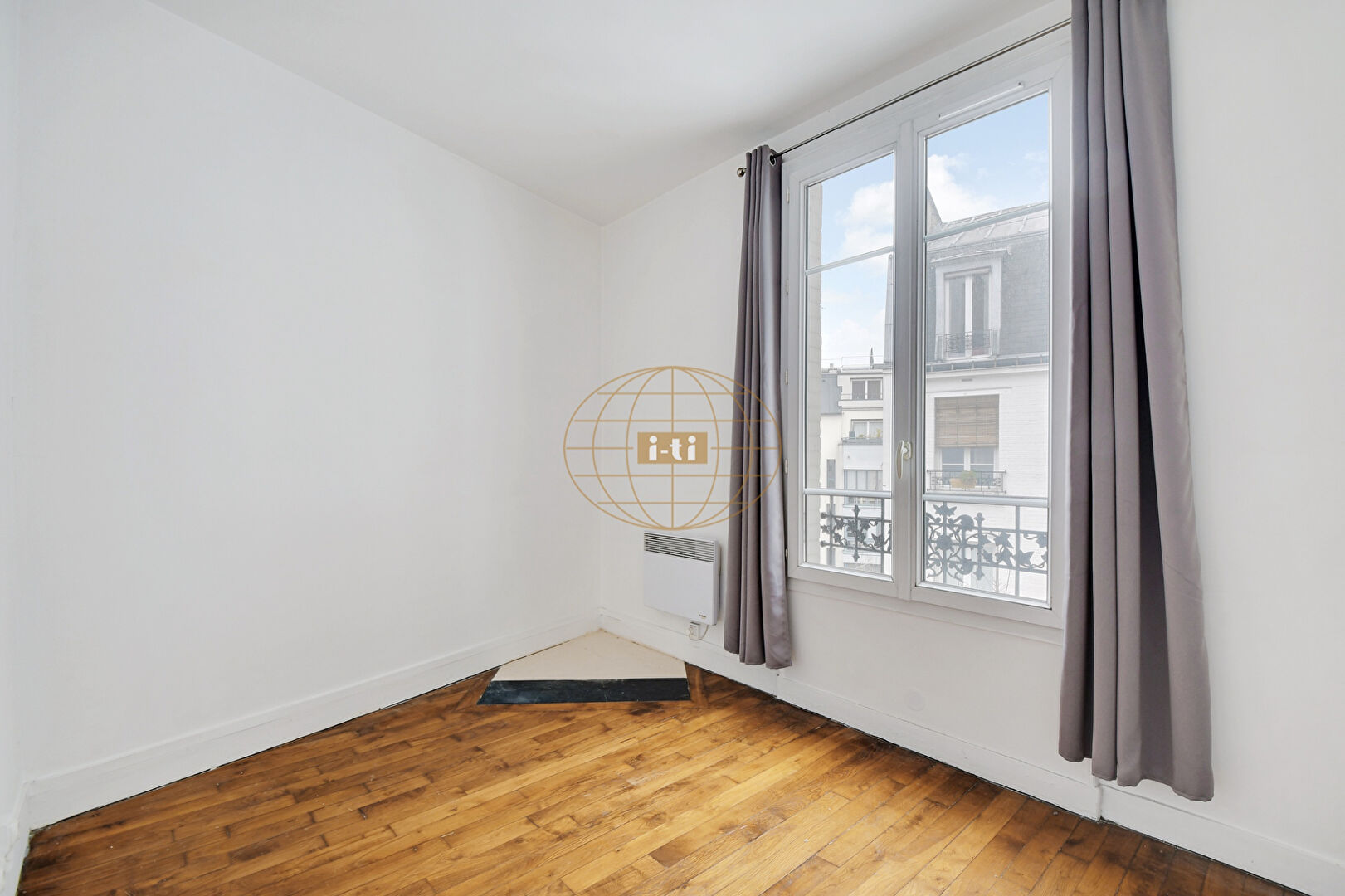 Exclusivité. Cambrone/Croix Nivert. Grand 2 pièces de 37,40 m2 Carrez lumineux au 5ème étage, le charme de l'ancien dans une agréable copropriété.