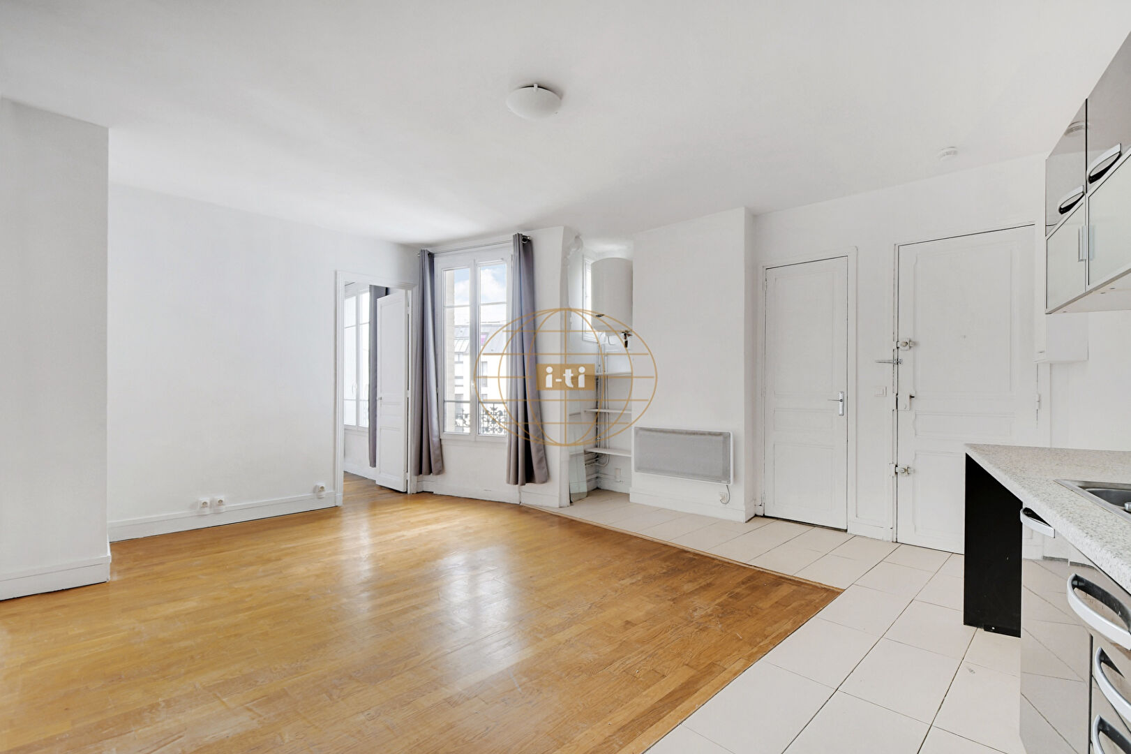 Photo Exclusivité. Cambrone/Croix Nivert. Grand 2 pièces de 37,40 m2 Carrez lumineux au 5ème étage, le charme de l'ancien dans une agréable copropriété. image 2/6