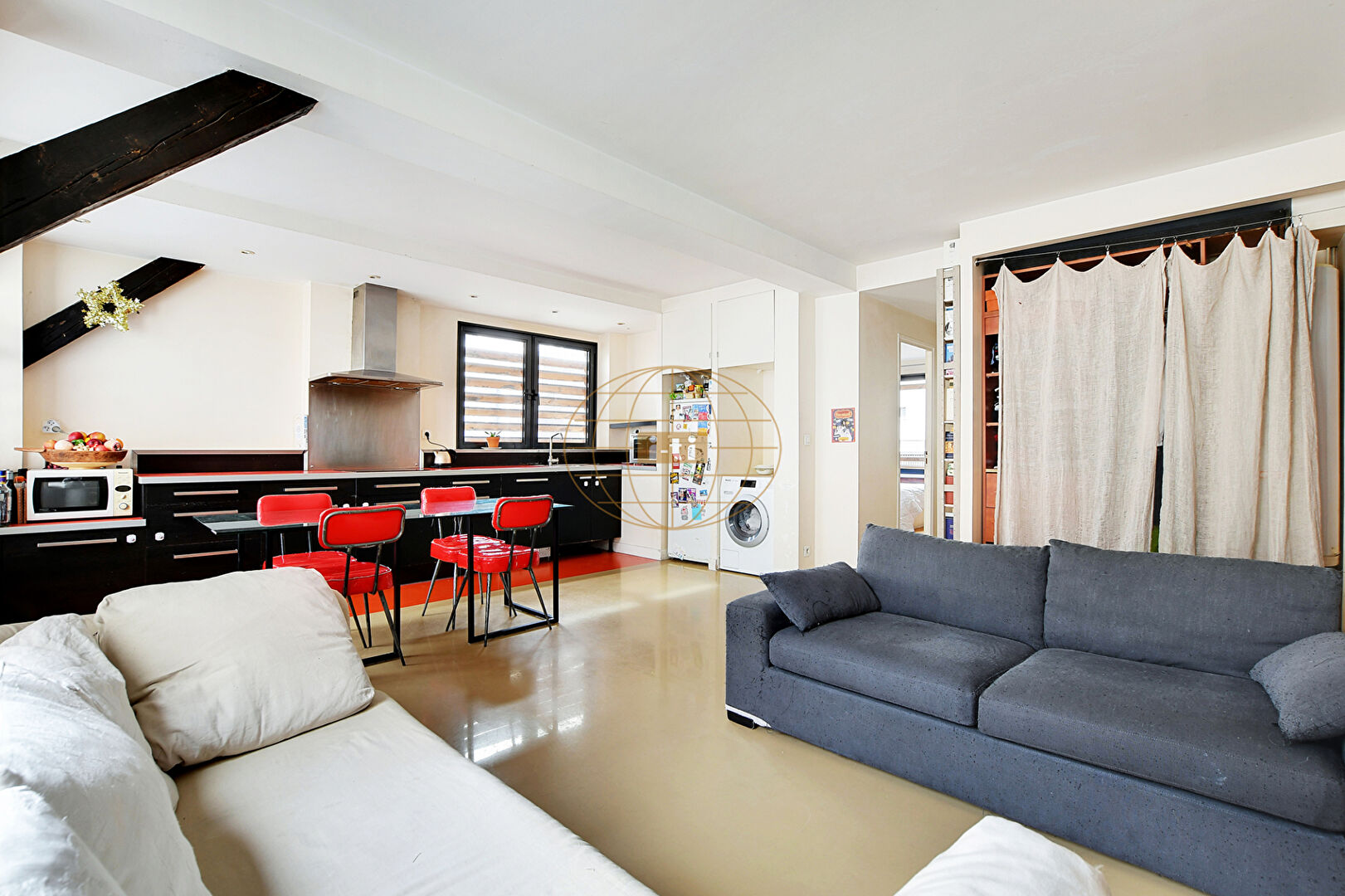 Photo Exclusivité. Proche du métro Marcadet/Poissonnier. Rare 4/5 pièces de 84,81m2, lumineux avec triple exposition, traversant au calme. image 2/6