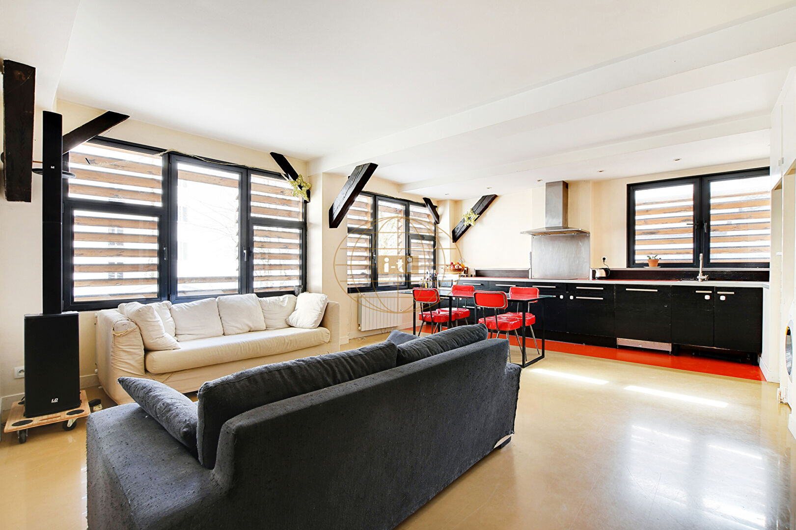 Photo Exclusivité. Proche du métro Marcadet/Poissonnier. Rare 4/5 pièces de 84,81m2, lumineux avec triple exposition, traversant au calme. image 3/6