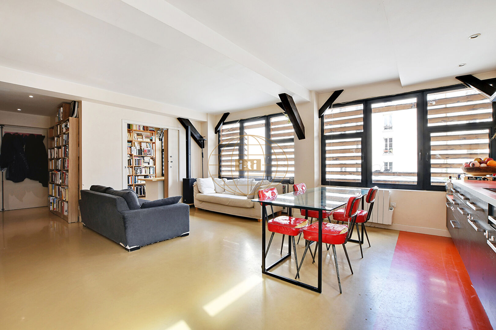 Photo Exclusivité. Proche du métro Marcadet/Poissonnier. Rare 4/5 pièces de 84,81m2, lumineux avec triple exposition, traversant au calme. image 4/6