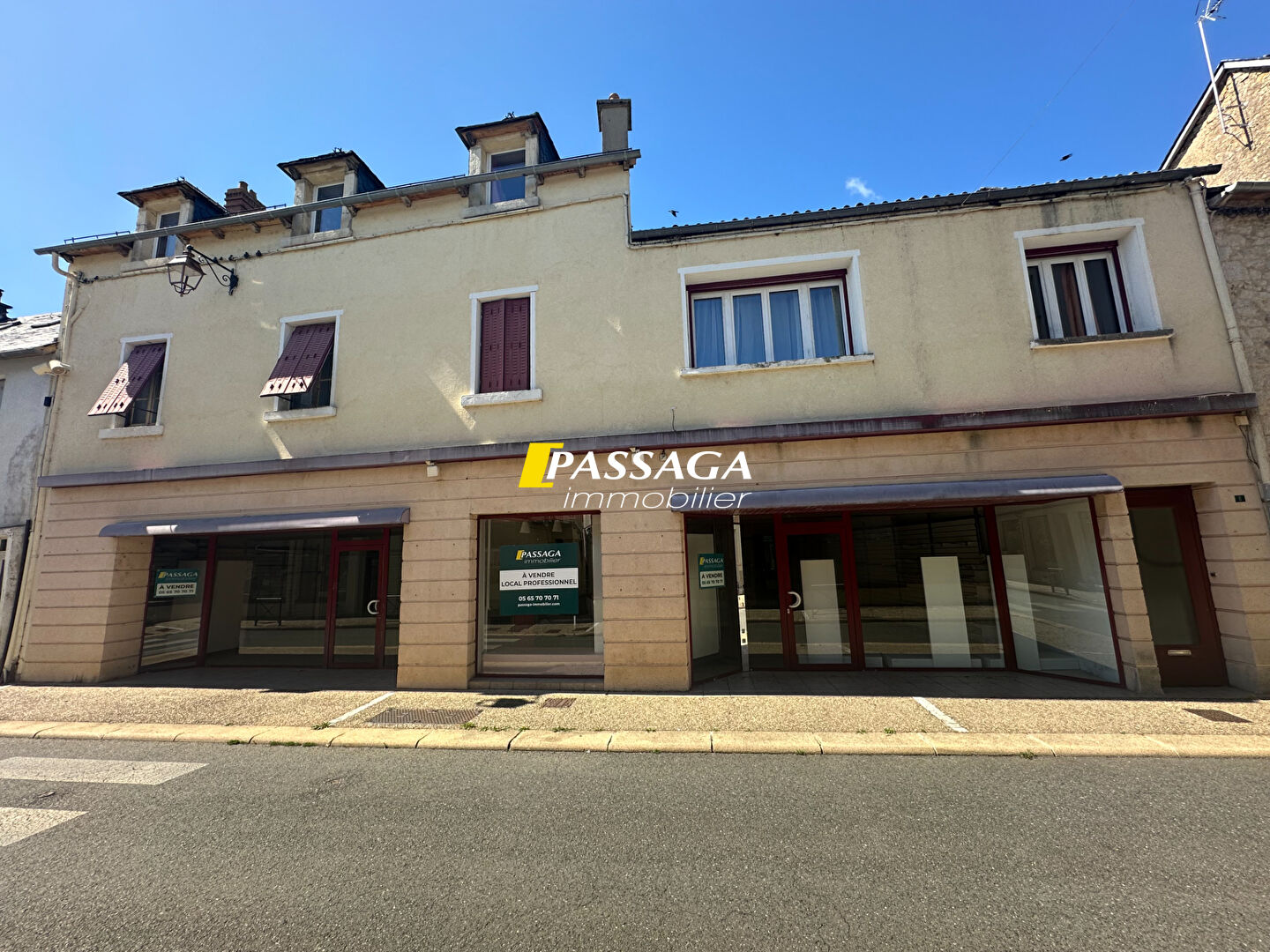 A VENDRE - Immeuble à usage commercial et d'habitation - LAISSAC