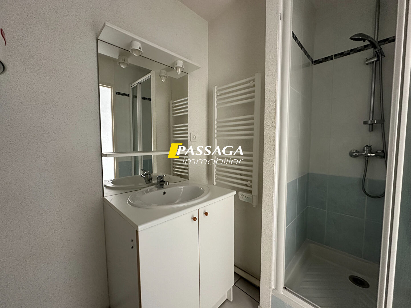 Photo A VENDRE - Studio avec parkings et balcon -  ESPALION image 4/4