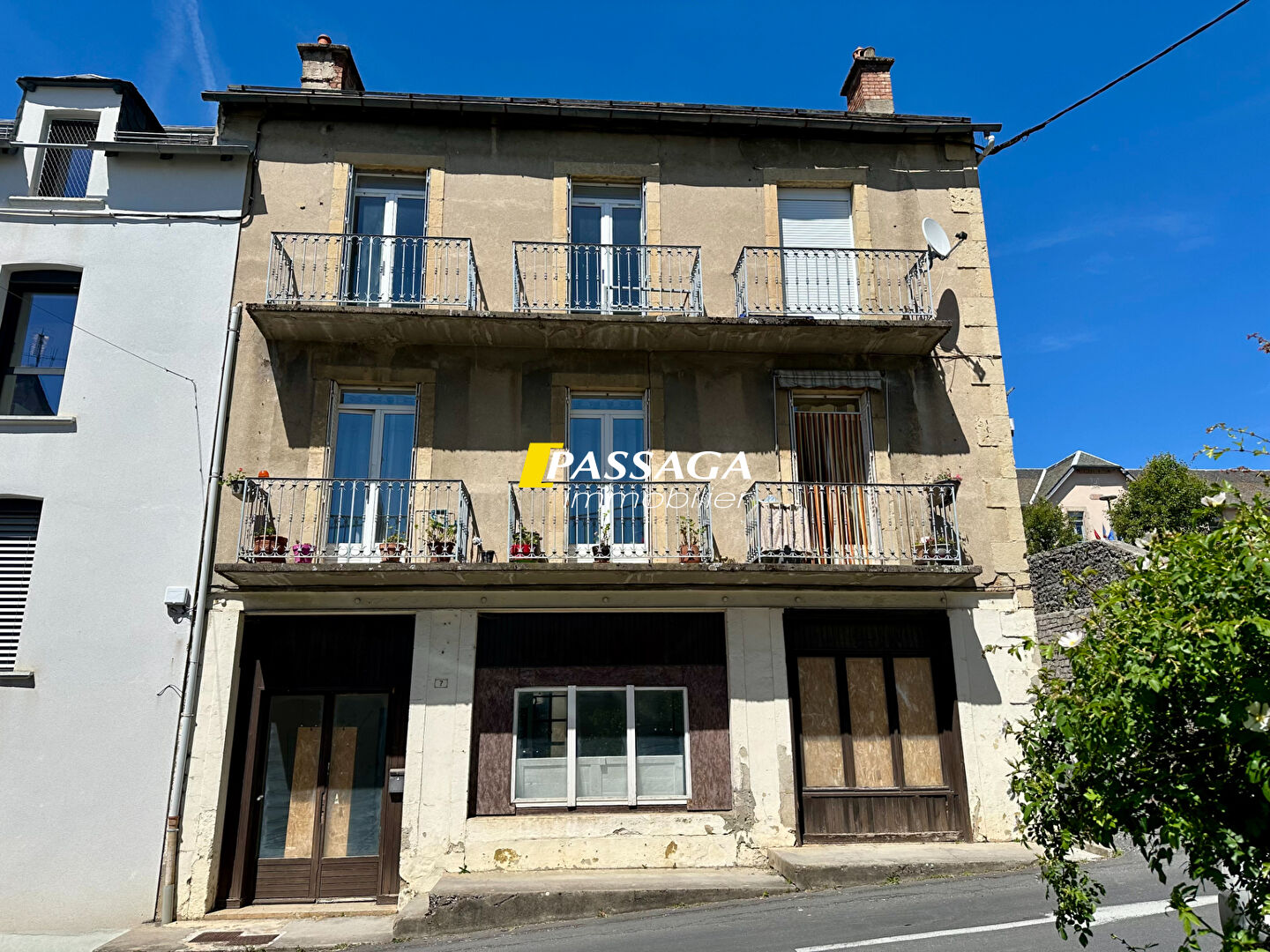 A VENDRE - Immeuble avec dépendances et cour - SEVERAC D'AVEYRON